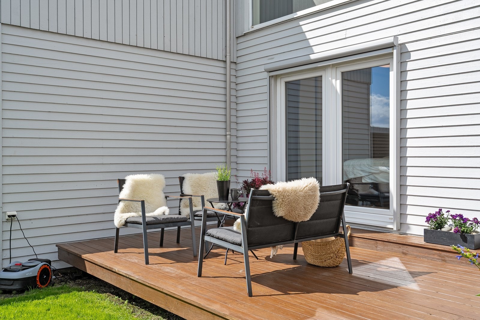 Hagen er pent opparbeidet med terrasse, plen og rikelig beplantning. Galleribilde