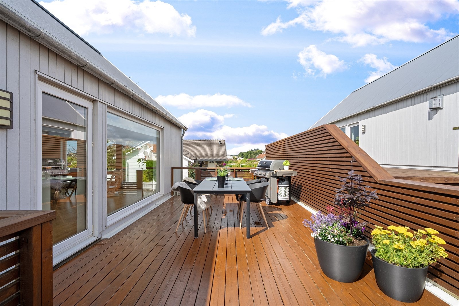 Fra allrommet har man tilkomst til romslig terrasse hvor det kan innredes med flere sittegrupper og grill, perfekt for sosiale sammenkomster. Galleribilde