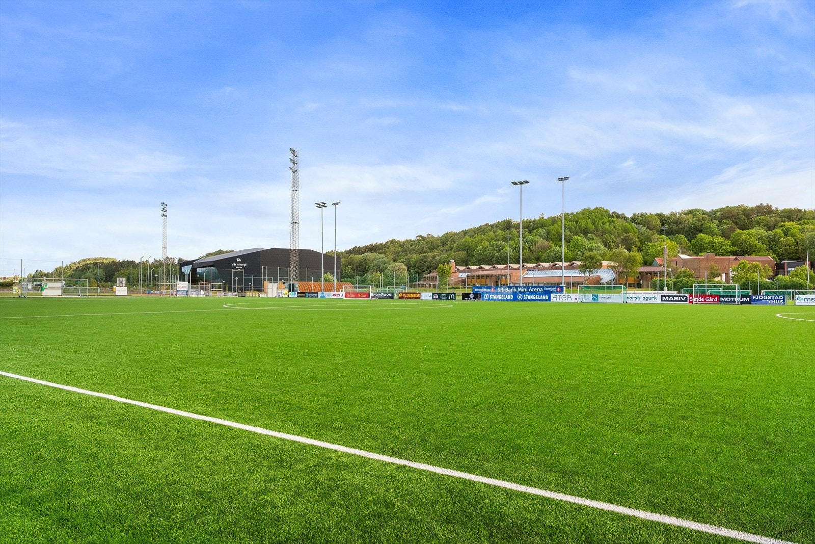 Flere fotballbaner i kort avstand unna. Galleribilde