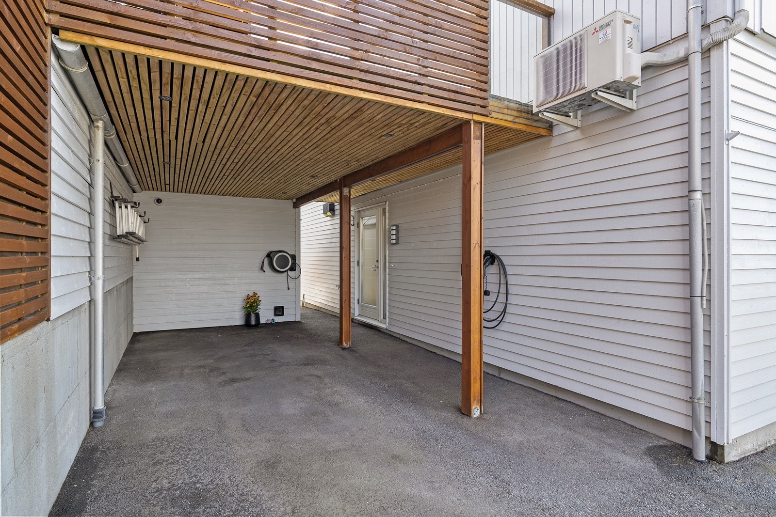 Parkering i carport med elbillader som medfølger i handelen. Galleribilde