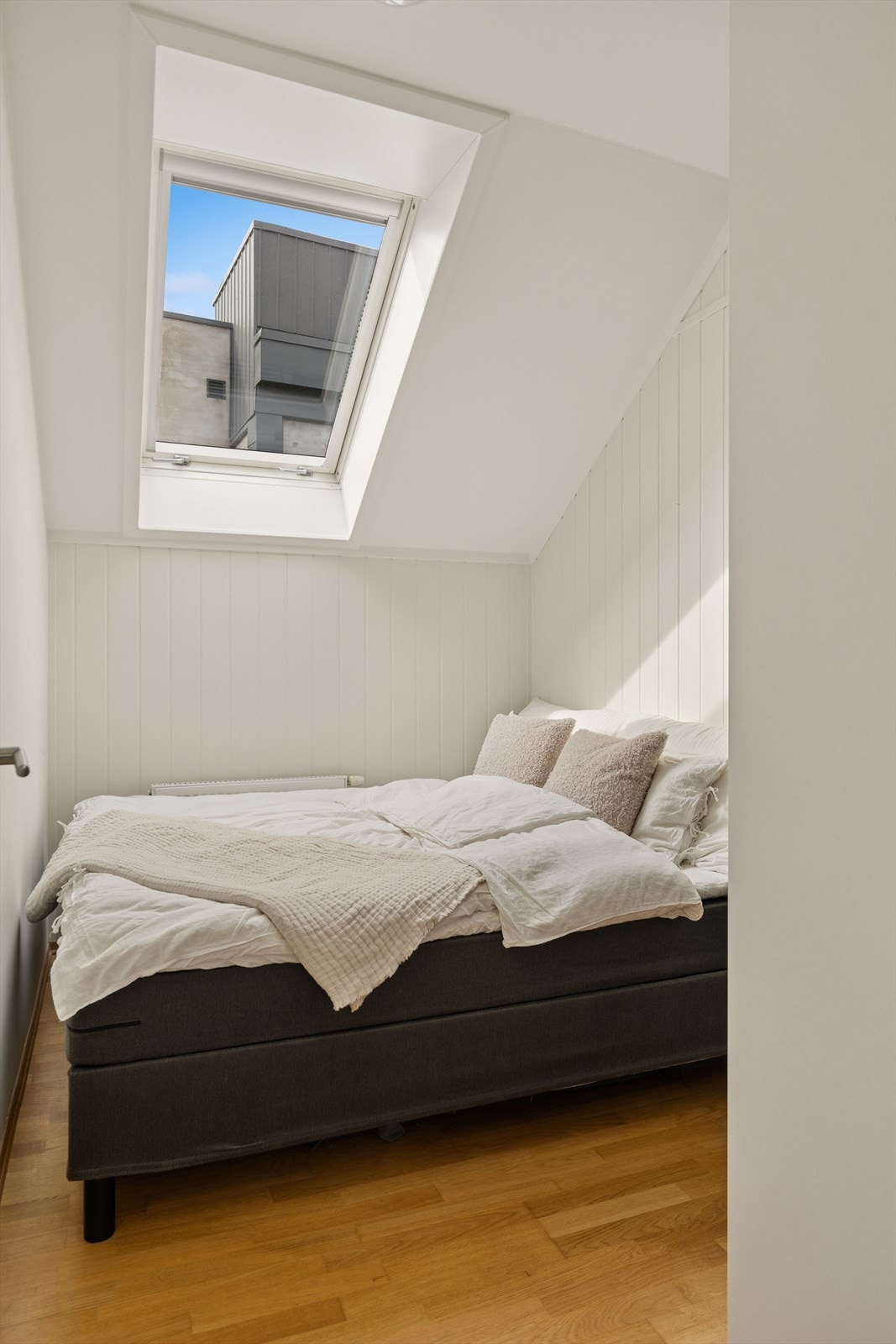 Lyst og trivelig soverom med vindu i skråtak som skjermer for innsyn og slipper inn mye lys. Galleribilde