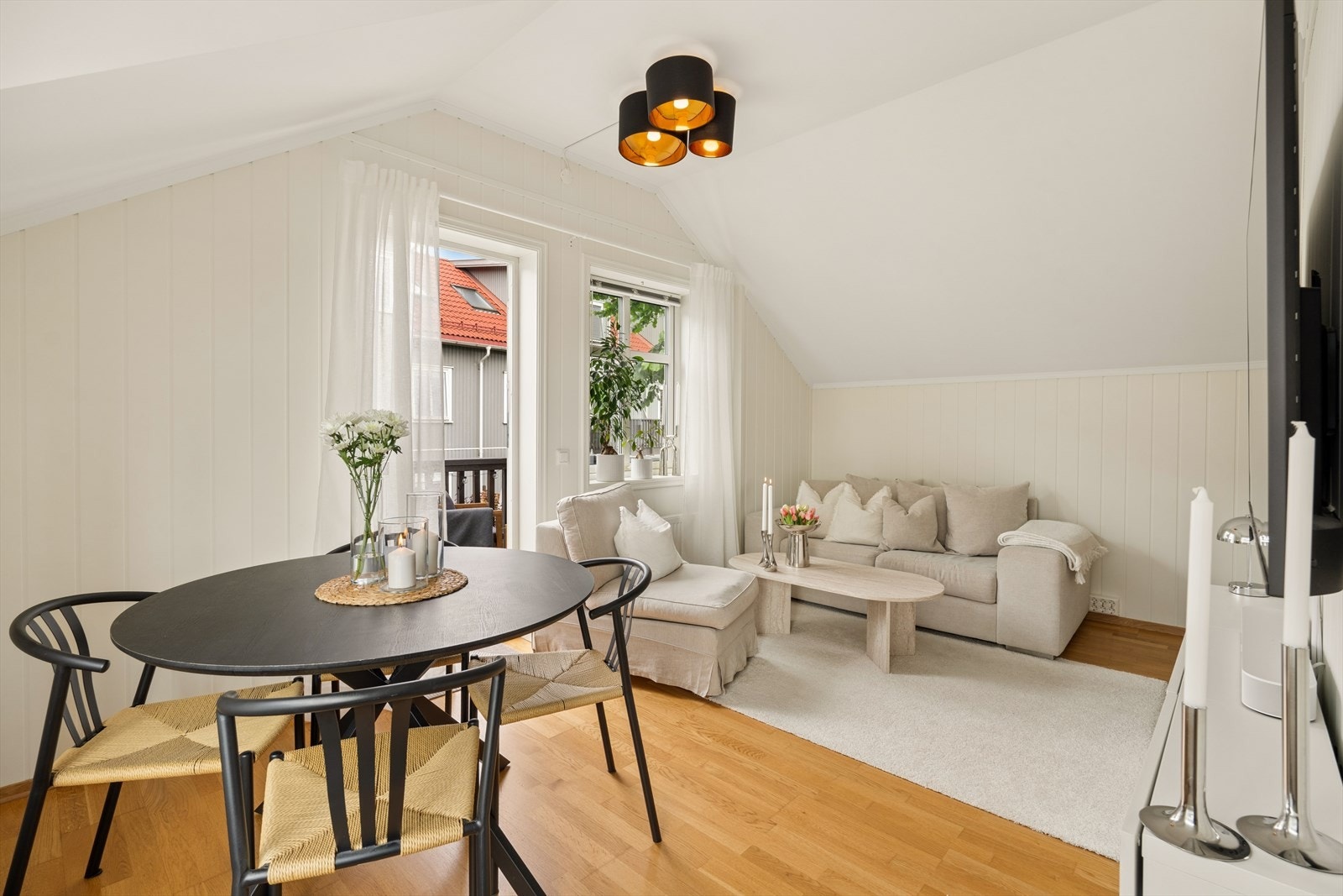 En lys og innbydende loftsleilighet fra 2011 med attraktiv beliggenhet på Bragernes. Her bor du sentralt, men samtidig tilbaketrukket, med kort gangavstand til sentrum, togstasjon, butikker, restauranter og øvrige servicetilbud. Galleribilde