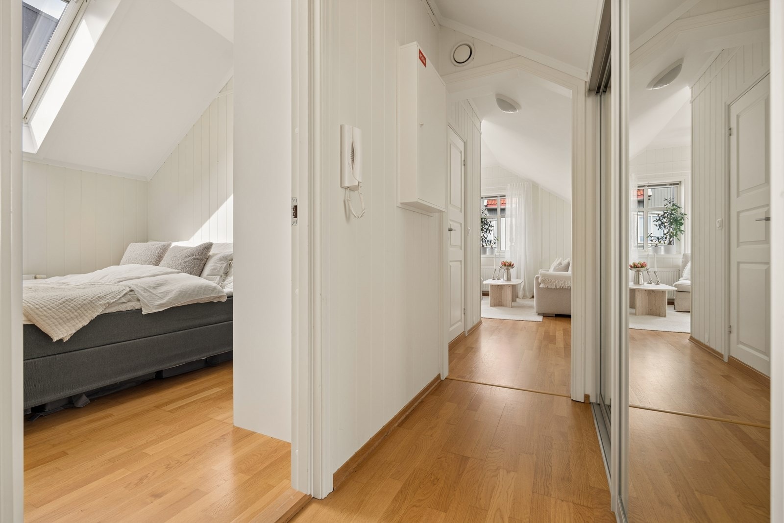 Fra entréen går det inn til soverom Galleribilde