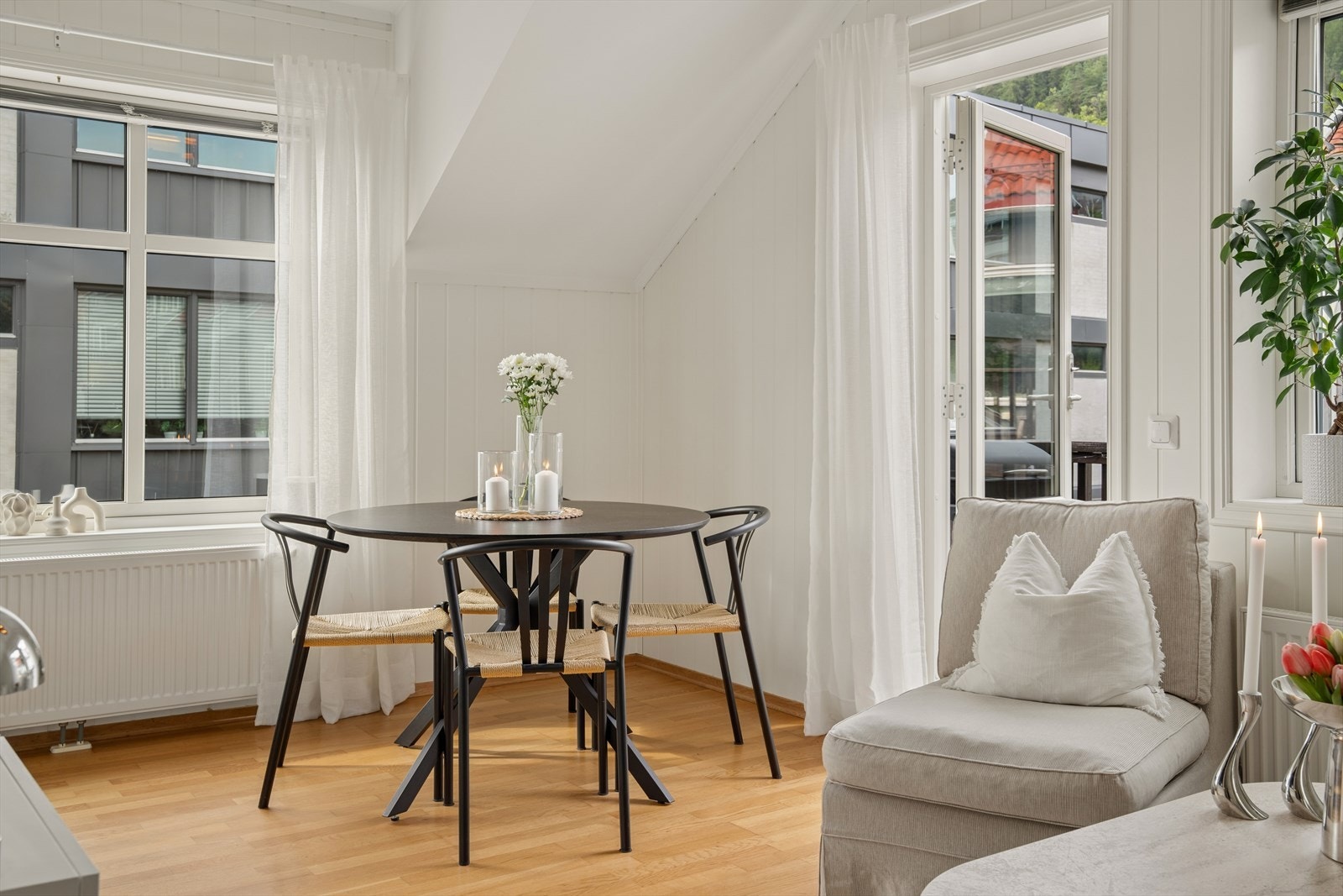 Gode vindusflater og de hvite flatene gjør rommet lyst og innbydene. Galleribilde