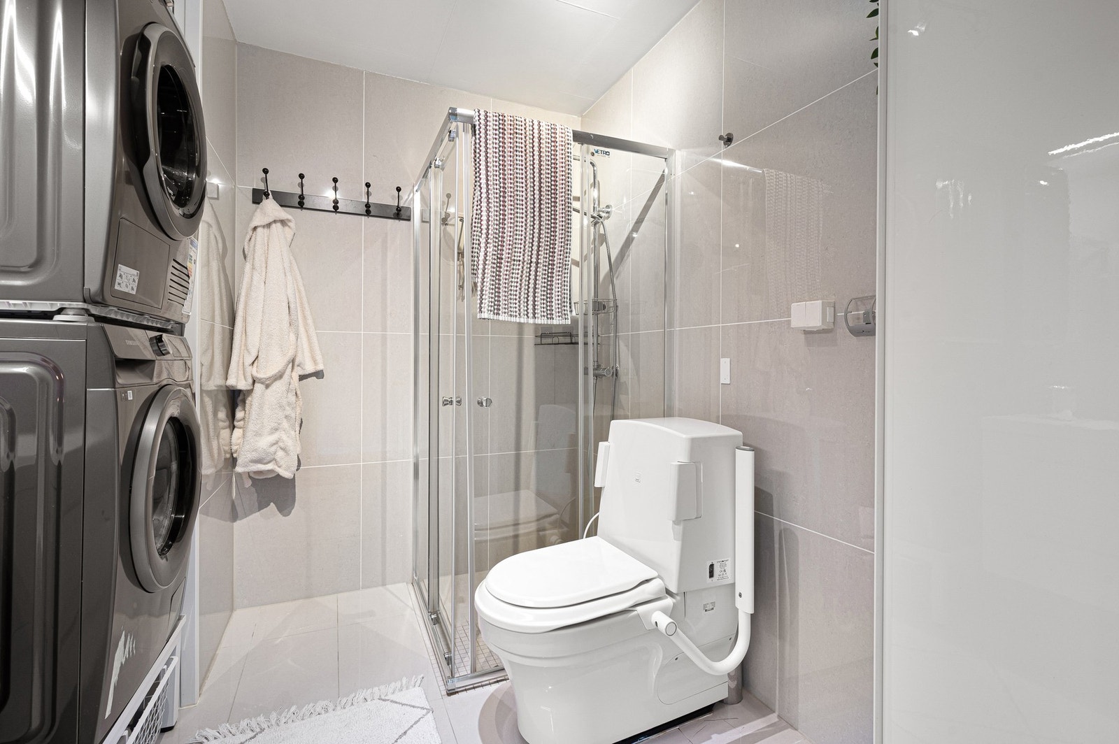 Baderommet har store, delikate fliser og er i fine og tidsriktige fargetoner. Badet har også gulvvarme Galleribilde