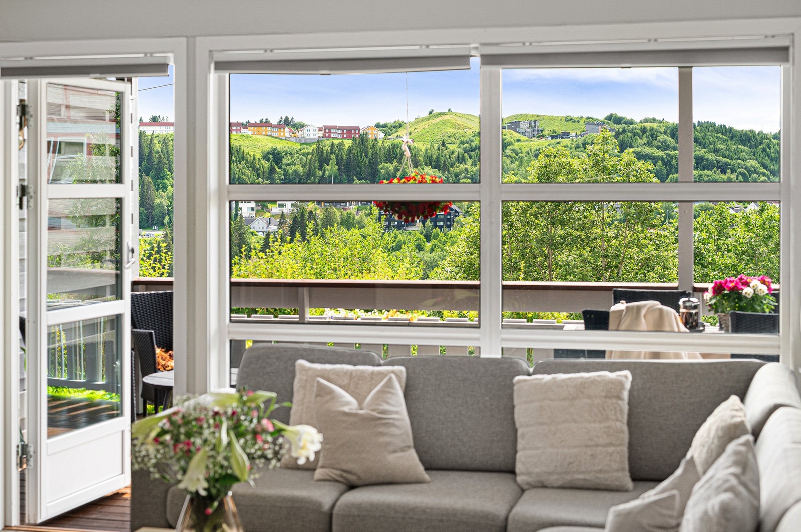 Fra stuen har du også utgang til boligens terrasse Galleribilde