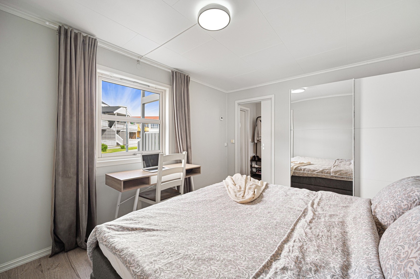 Her er det god plass til ønsket garderobe løsning Galleribilde