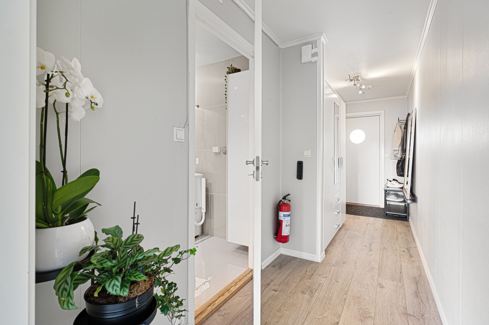 Leiligheten har et romslig inngangsparti med god plass til garderobeløsning og oppbevaring Galleribilde