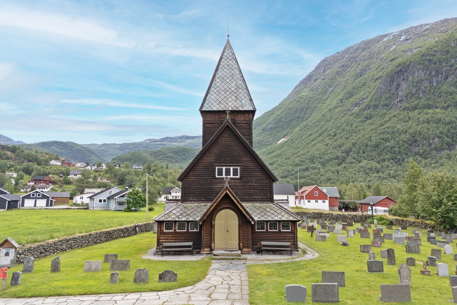 Den historiske Røldal stavkirke, bygget rundt 1250, er en av områdets store attraksjoner. Galleribilde