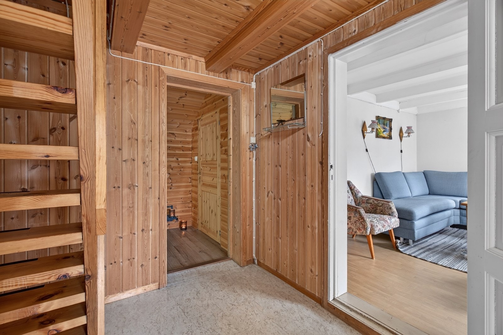 Fra gangen er det inngang til stuen og trapp opp til hemsen. Galleribilde