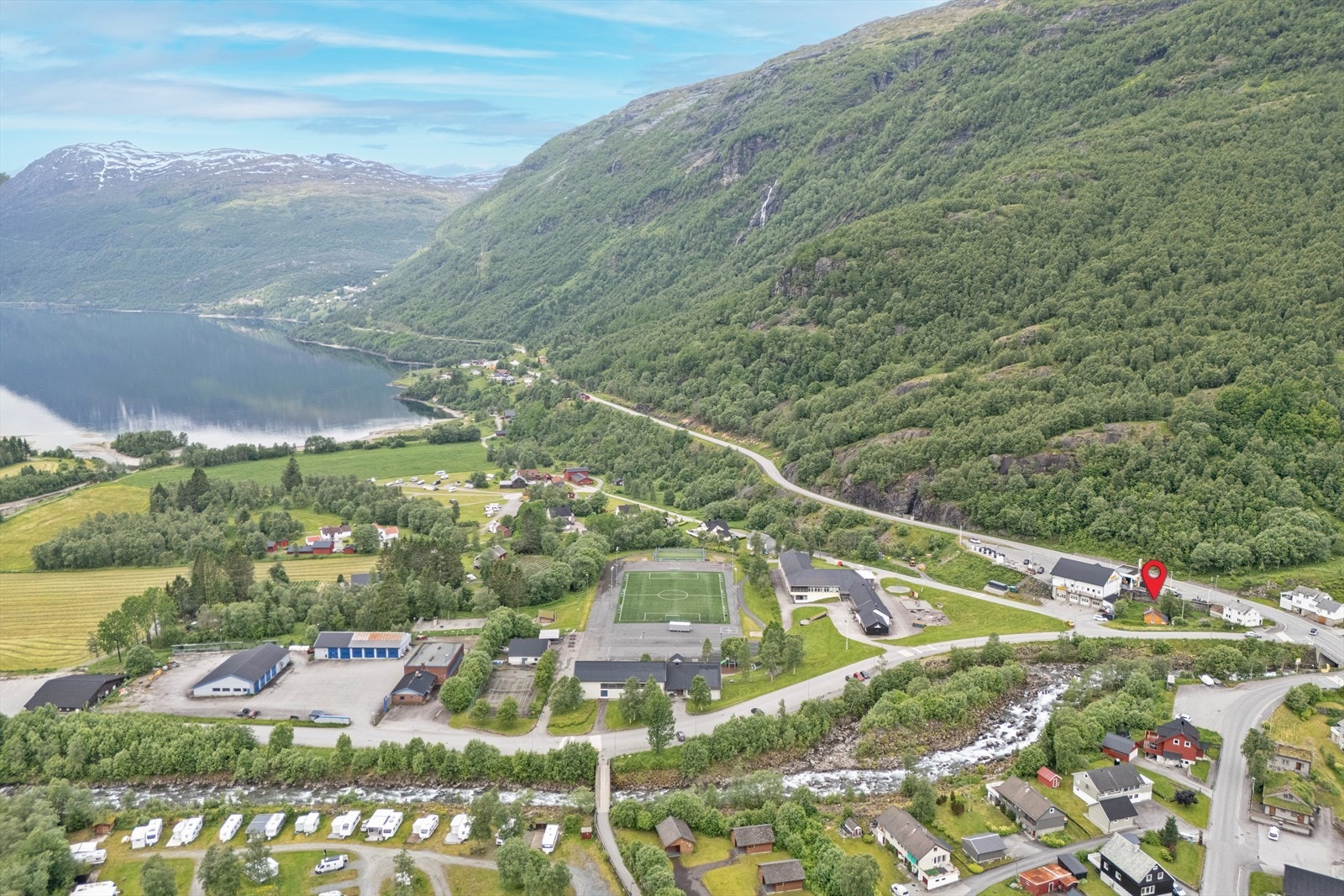 Røldal ligger vakkert til ved foten av Hardangervidda, med Røldalsvatnet i dalbunnen. Galleribilde