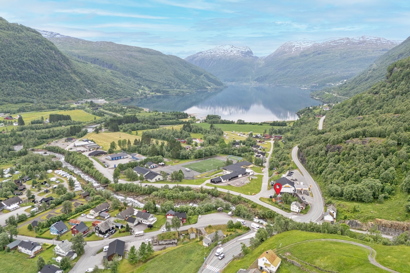 Eiendommen ligger sentralt i Røldal, med umiddelbar nærhet til storslått natur og lokale servicetilbud. Galleribilde