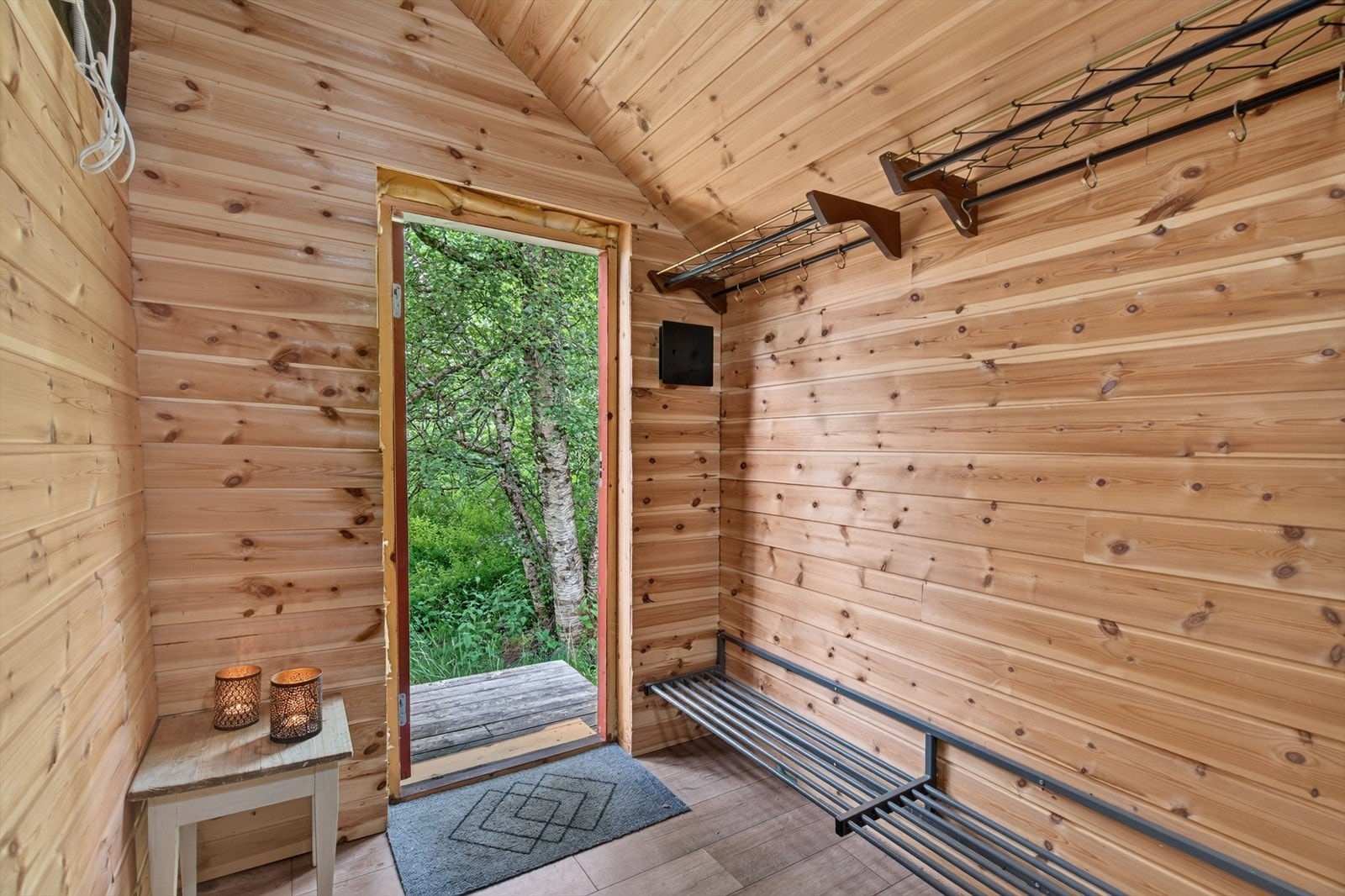 Entré i tilbygget med trepanel på vegger og plass til yttertøy. Galleribilde