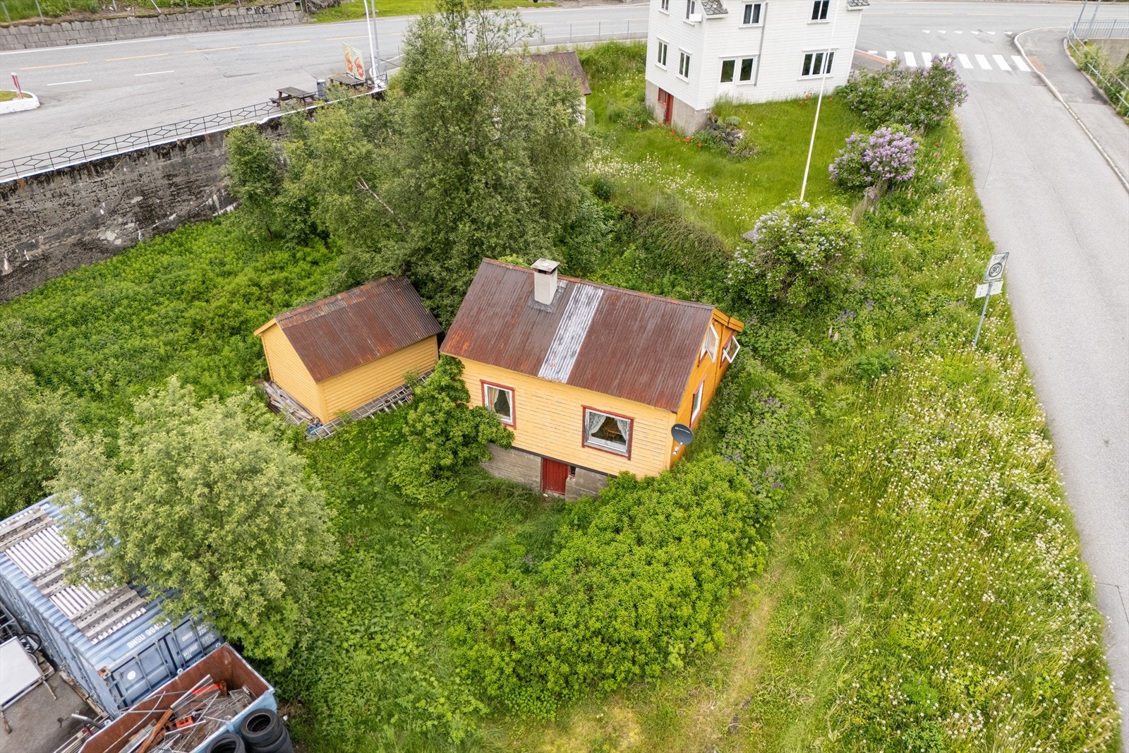 Oversikt over eiendommen med fritidsbolig og uthus. Galleribilde