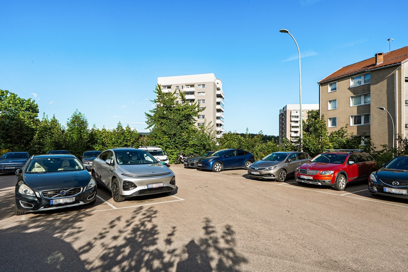 Borettslaget disponerer parkeringsplasser etter førstemann-til-mølla-prinsippet, inkludert plasser med elbillader. Galleribilde