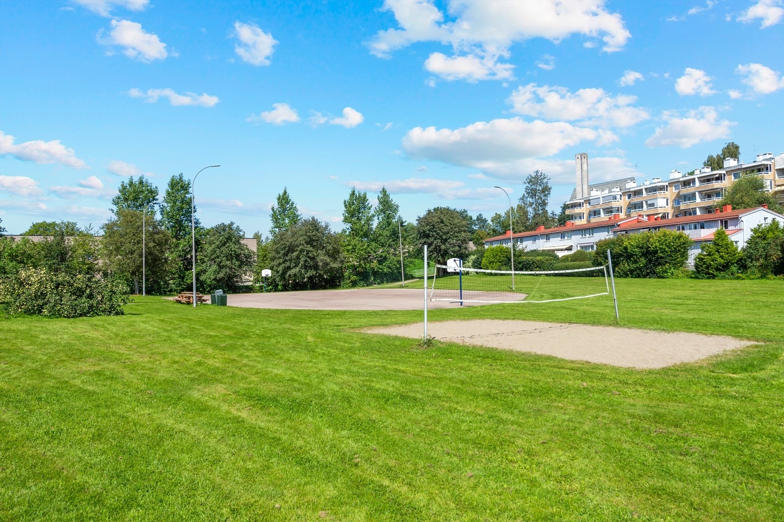 Nærområdet byr på flere idretts- og fritidstilbud, som Abildsø idrettspark. Galleribilde