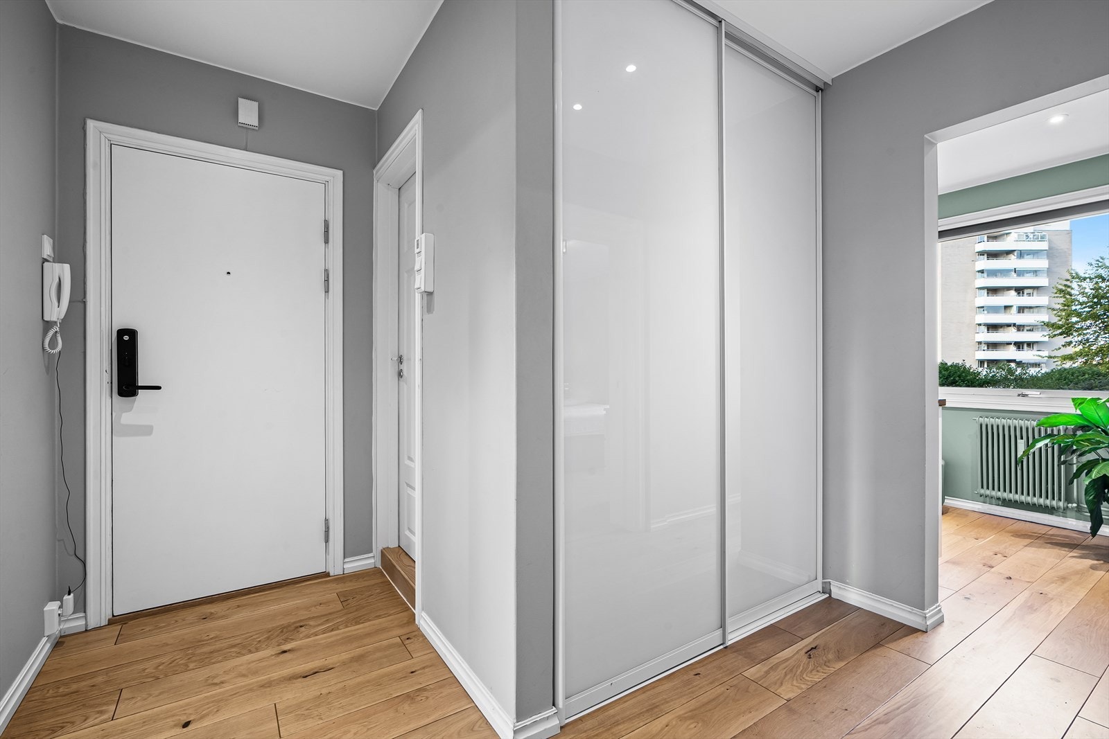 Leiligheten har en innbydende entré med parkett på gulvet og downlights i taket som sørger for gode lysforhold. Galleribilde