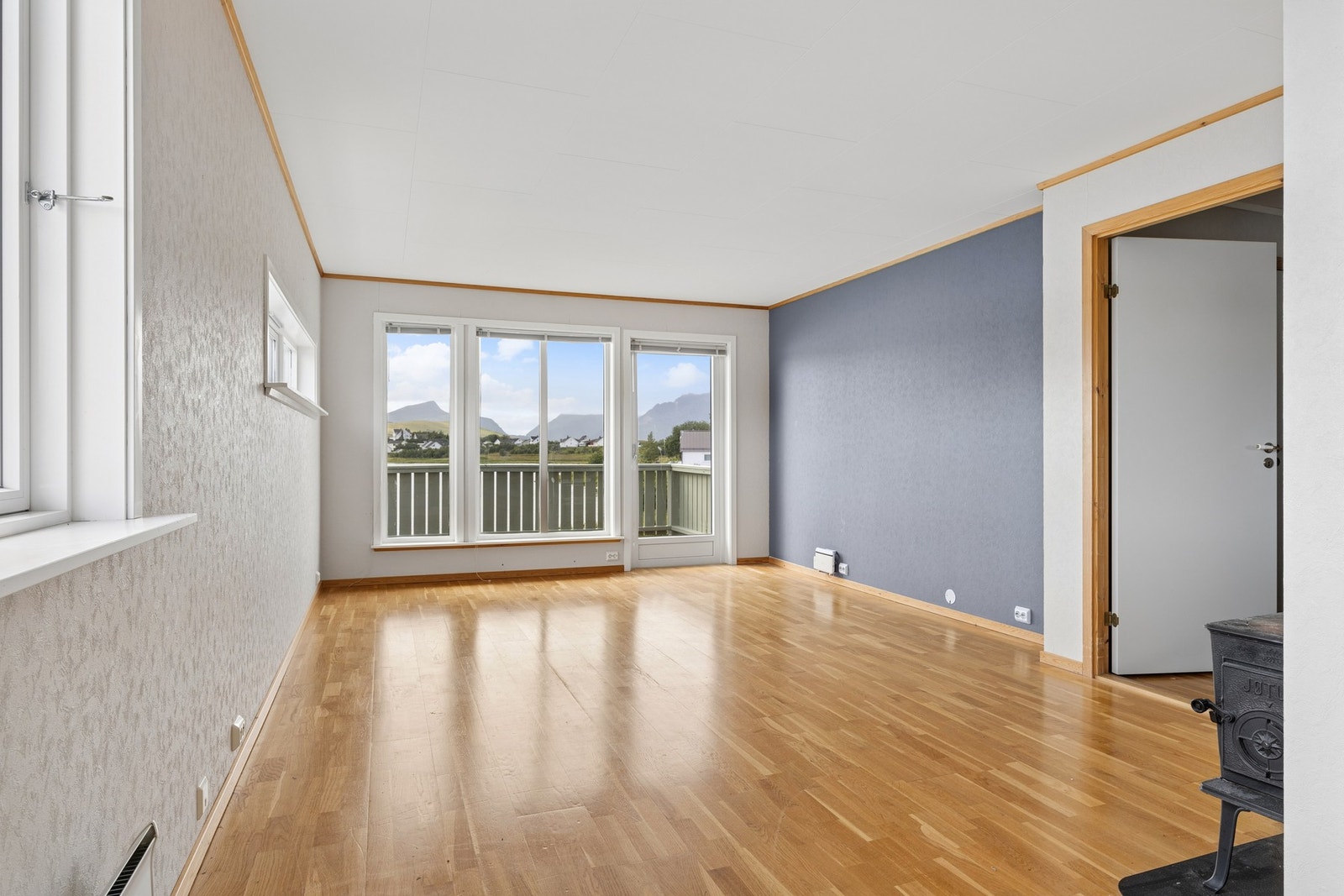 Stuen er romslig og gir plass til både sofa og spisebord. Galleribilde