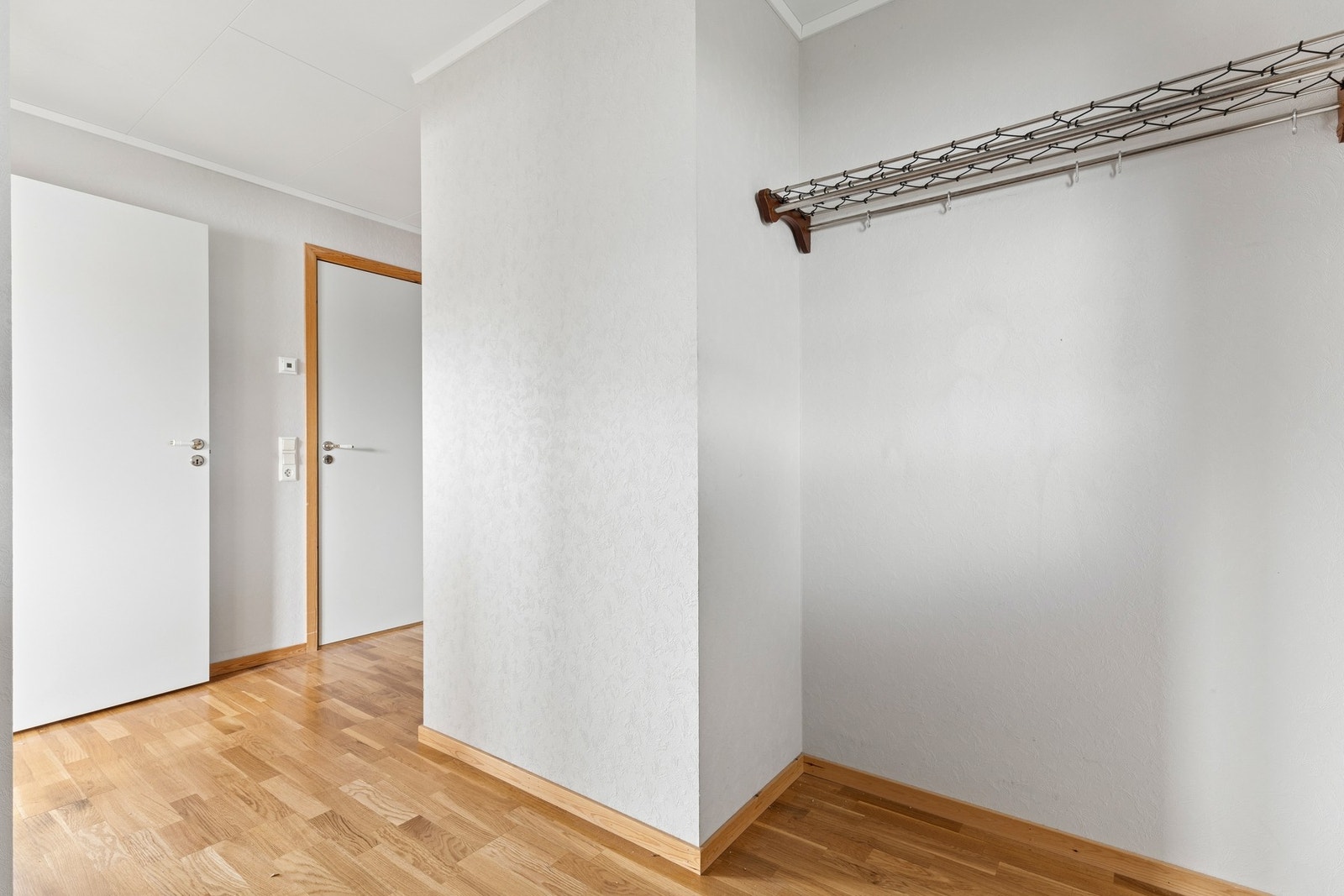 Fra entreen er det tilgang til leilighetens øvrige rom. Galleribilde