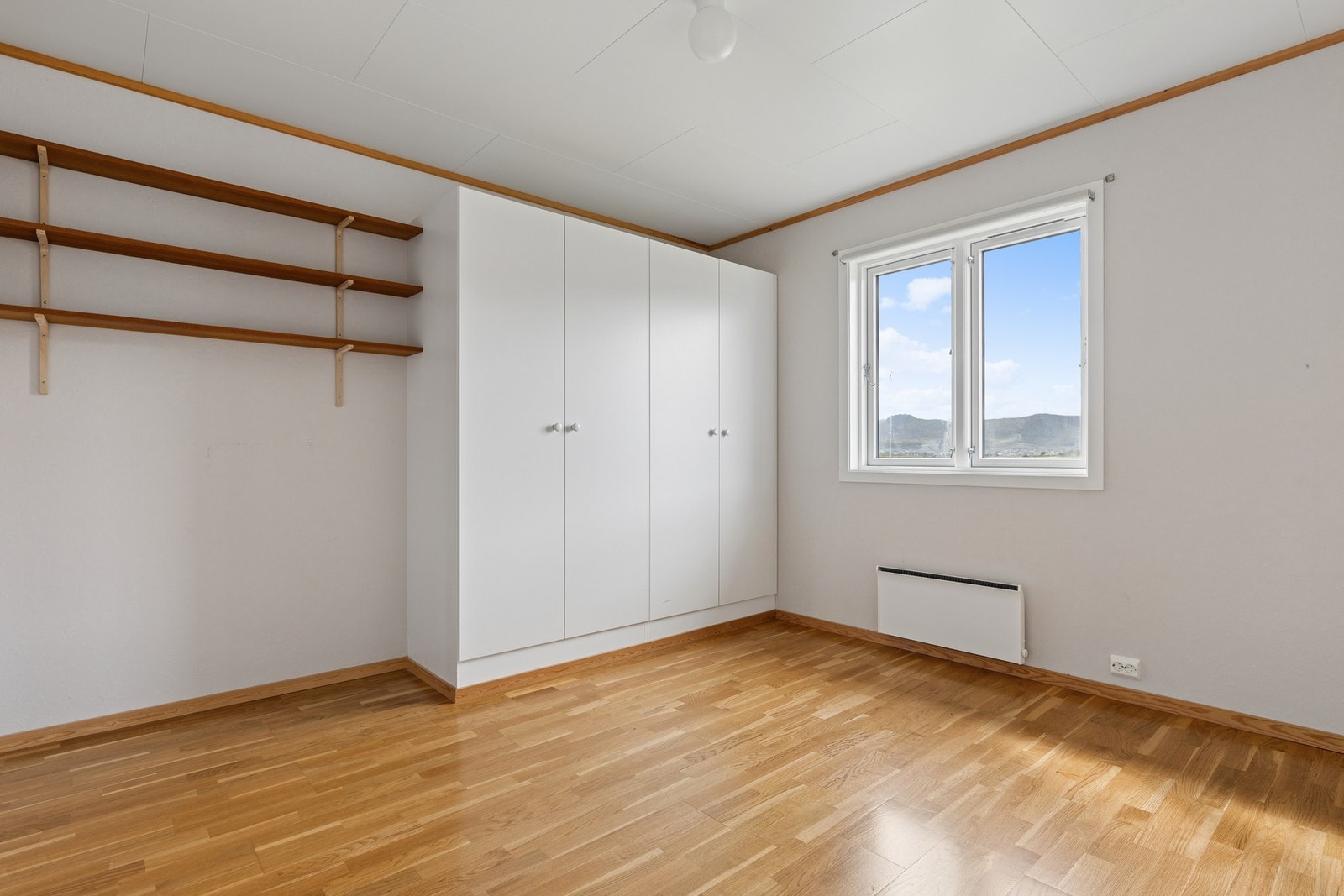 Hovedsoverom med god plass til dobbeltseng og garderobeskap. Galleribilde