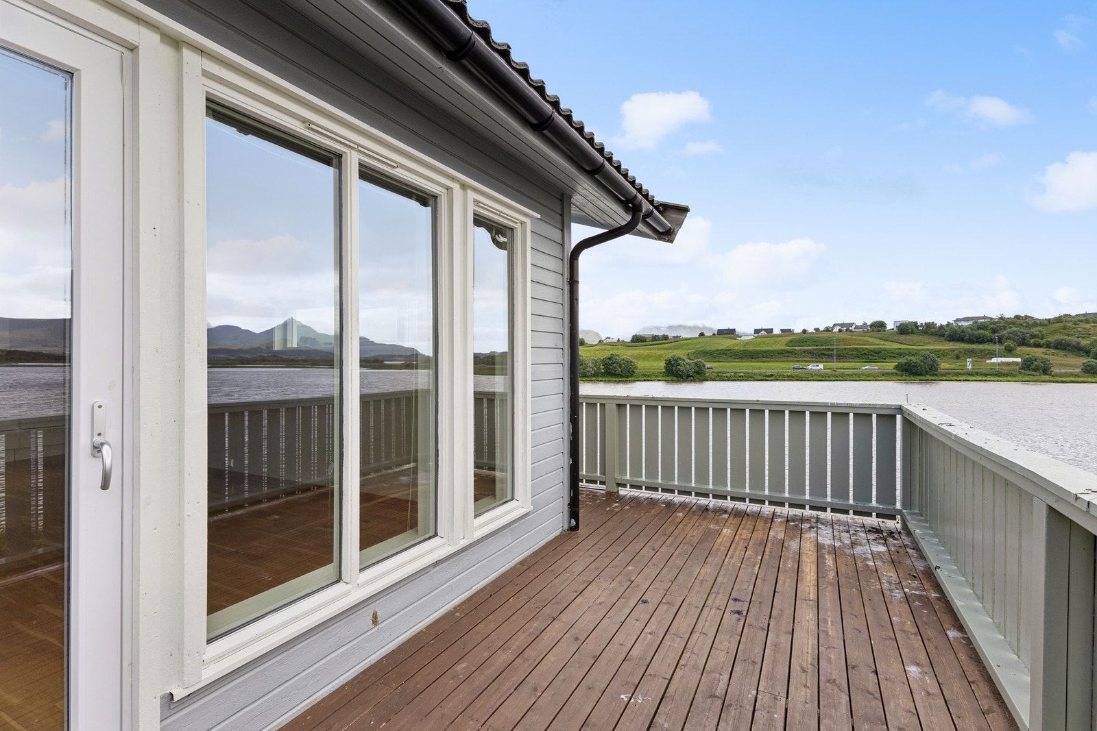 Plass til utemøbler på verandaen. Galleribilde