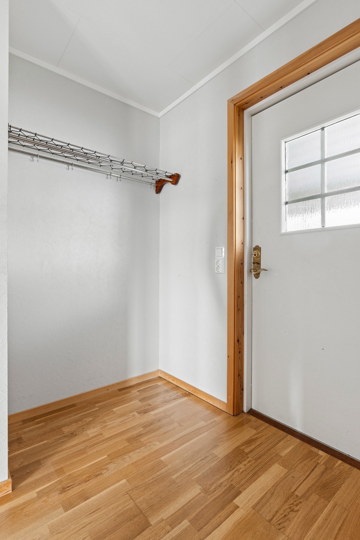 Velkommen inn! Entré med plass til å henge fra seg yttertøy. Galleribilde