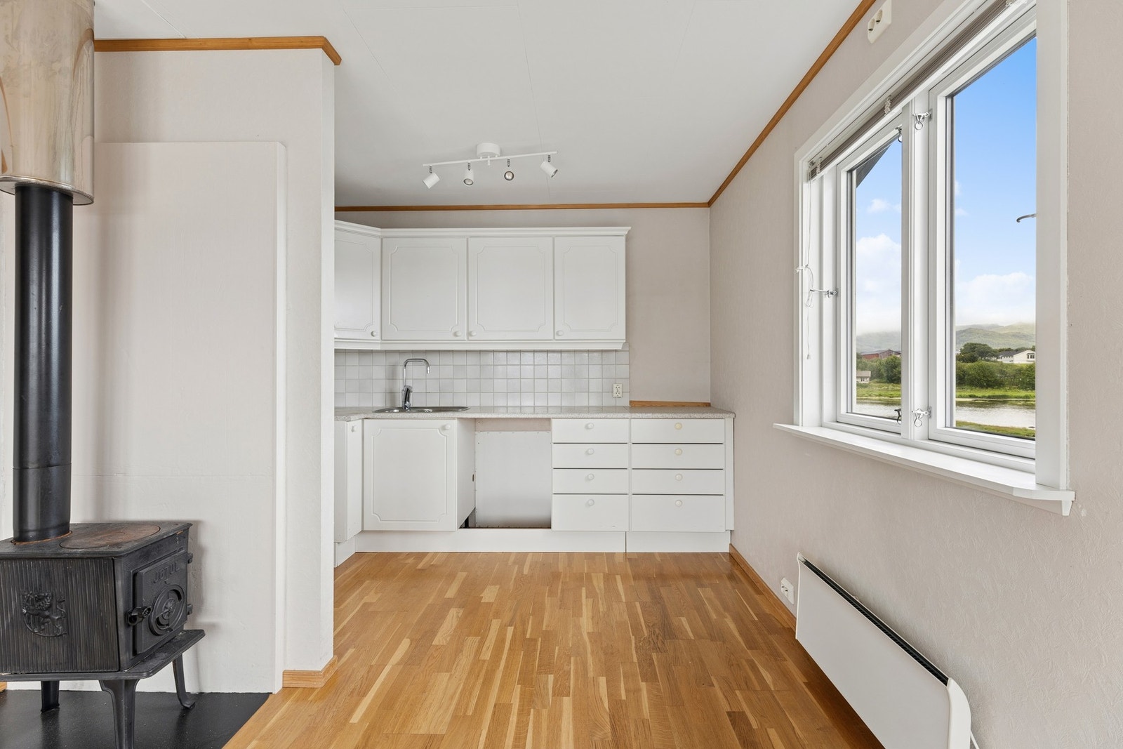 Kjøkkeninnredning med profilerte fronter og laminat benkeplate. Galleribilde