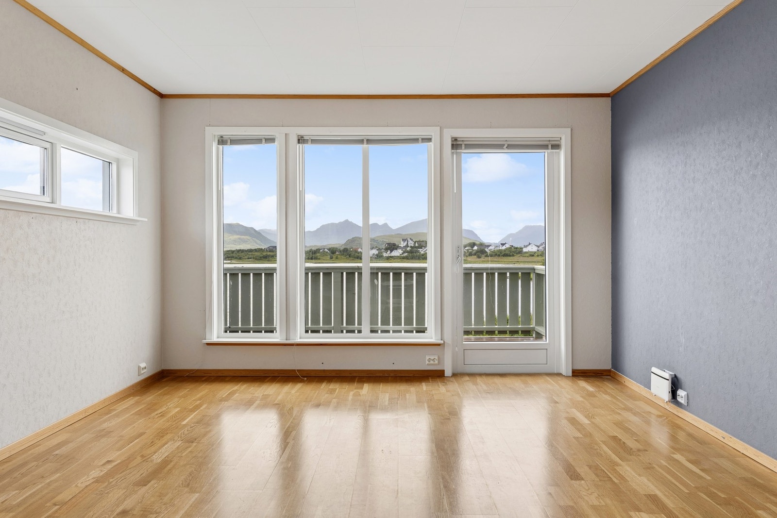 Direkte utgang til veranda fra stuen. Galleribilde