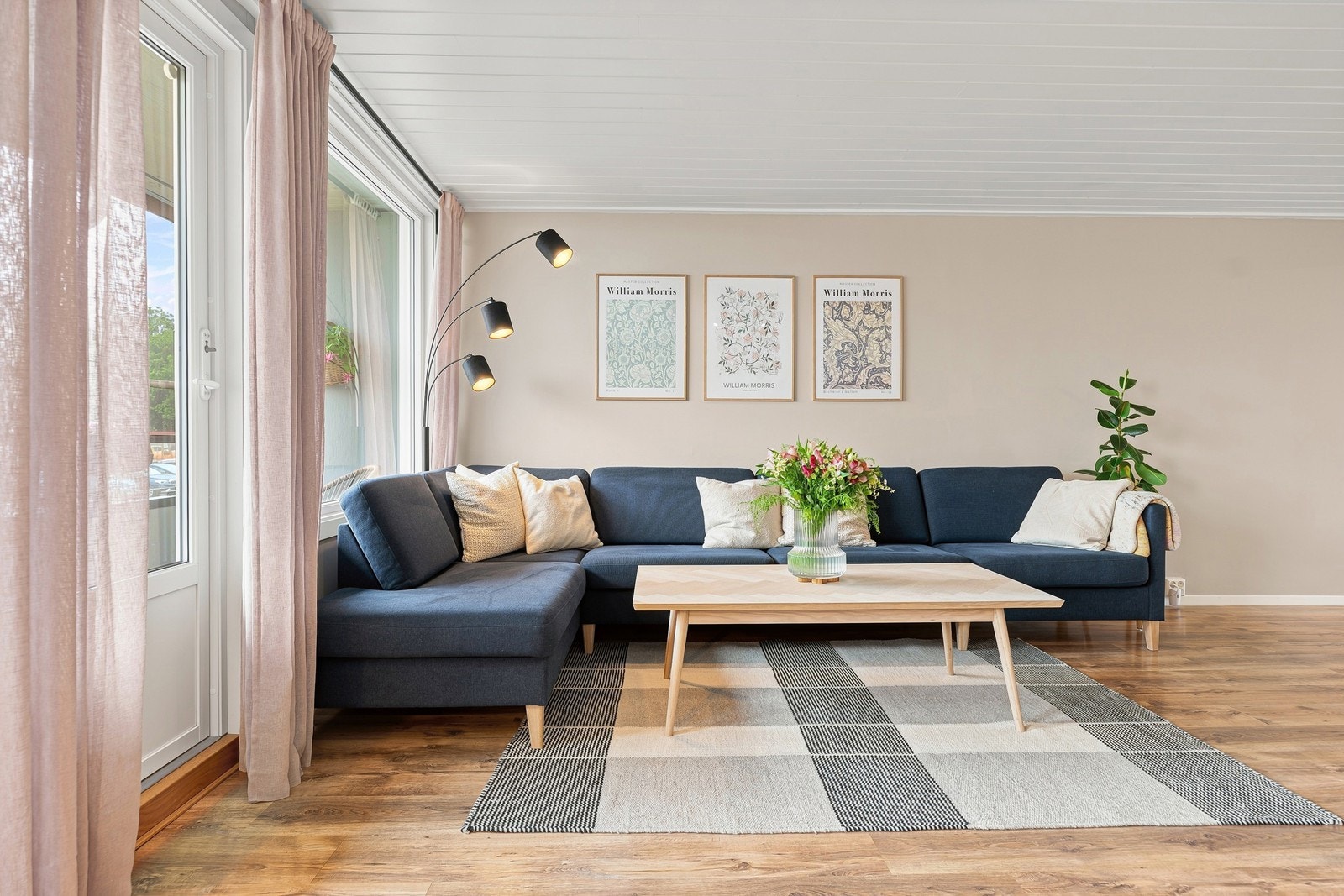 Ut fra stuen er det en solrik balkong med plass til noen utemøbler og evt. grill (kun elektrisk) Galleribilde