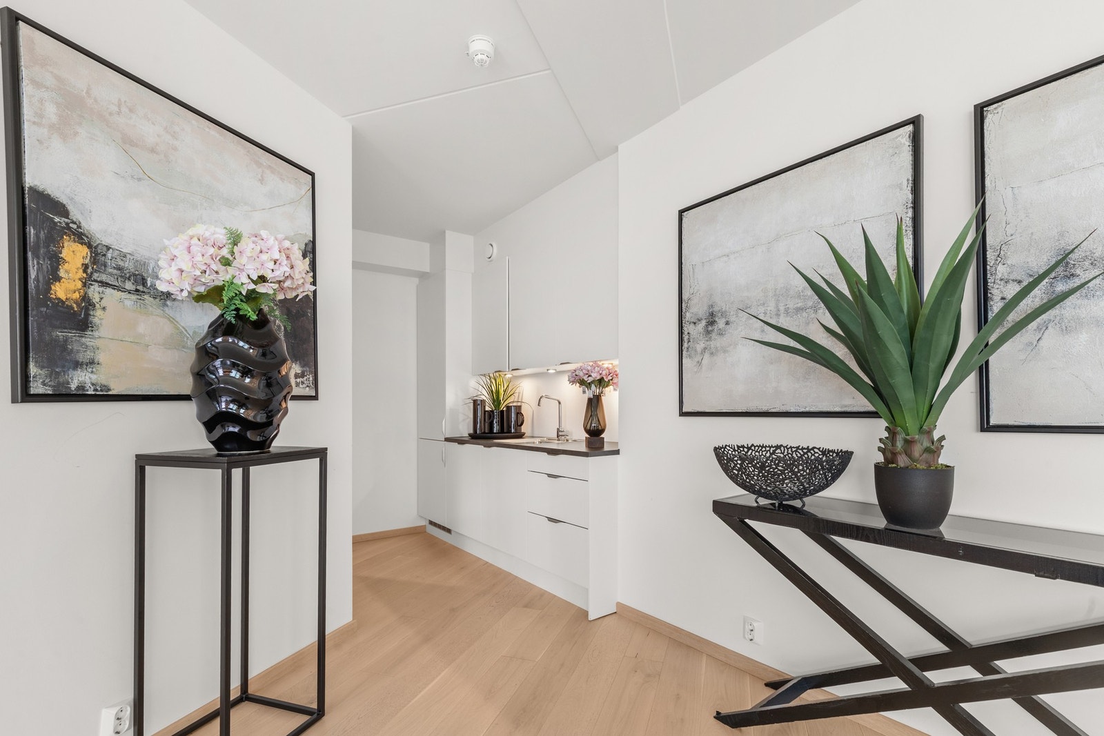 Stilrent Norema-kjøkken med glatte fronter og laminat benkeplate. Galleribilde