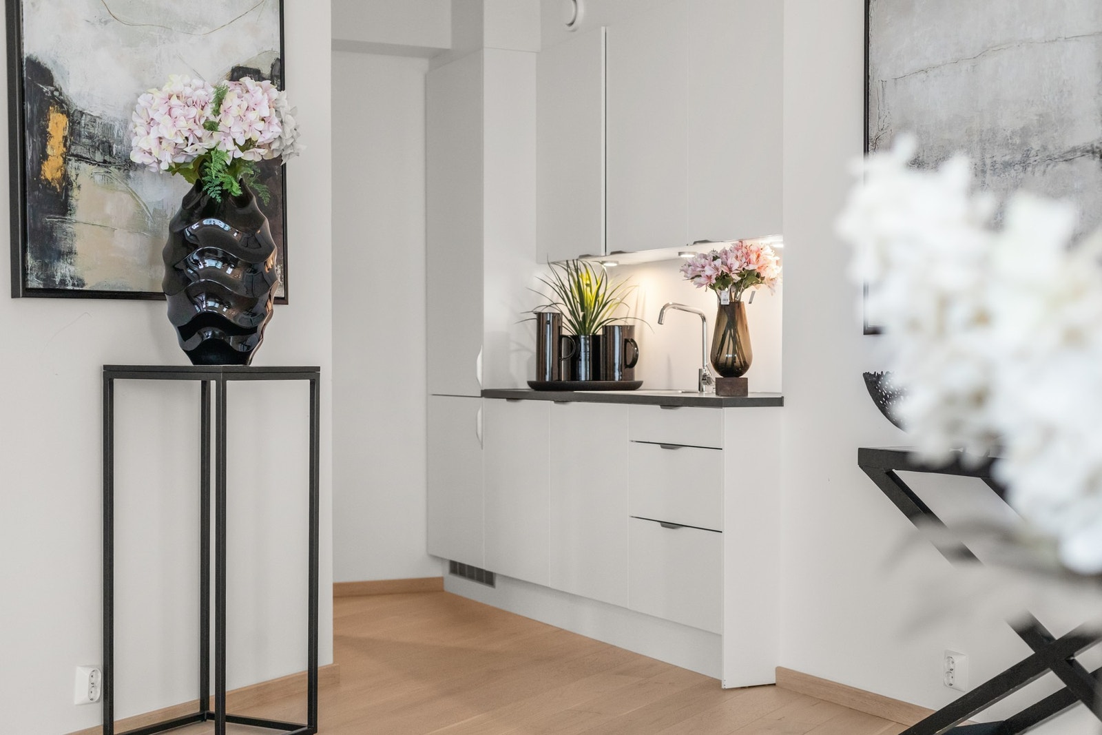 Kjøkkenet er utstyrt med nedfelt oppvaskkum i rustfritt stål, ett-greps blandebatteri og LED-belysning under overskap. Galleribilde