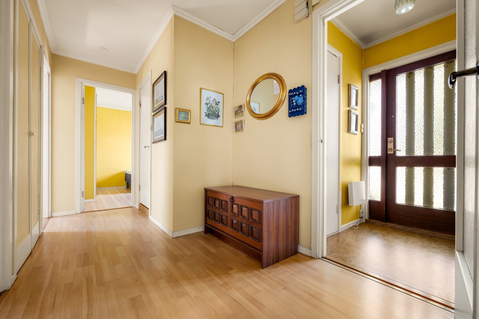 Hovedinngangen har en ytterdør i tre med glassfelt som slipper inn dagslys. Galleribilde