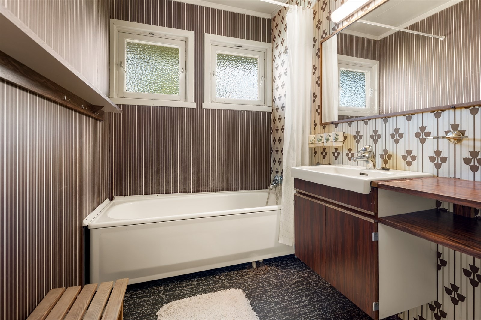 Badet er innredet med badekar og servant i baderomsinnredning. Galleribilde