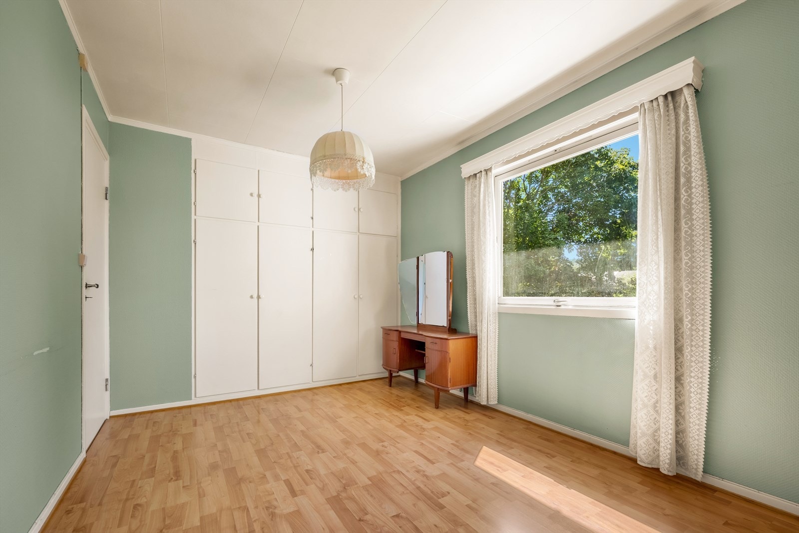 Hovedsoverommet har en hel vegg med plassbygde garderobeskap. Galleribilde
