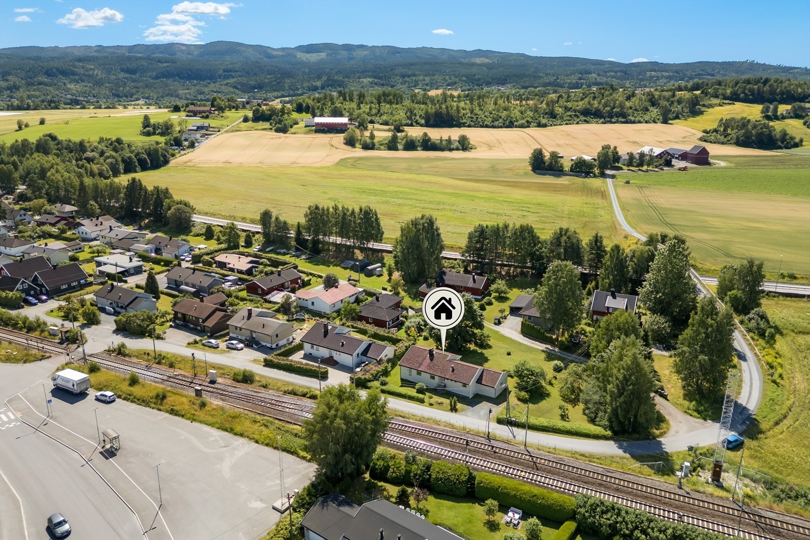Eiendommen ligger fint til i landlige og barnevennlige omgivelser. Galleribilde