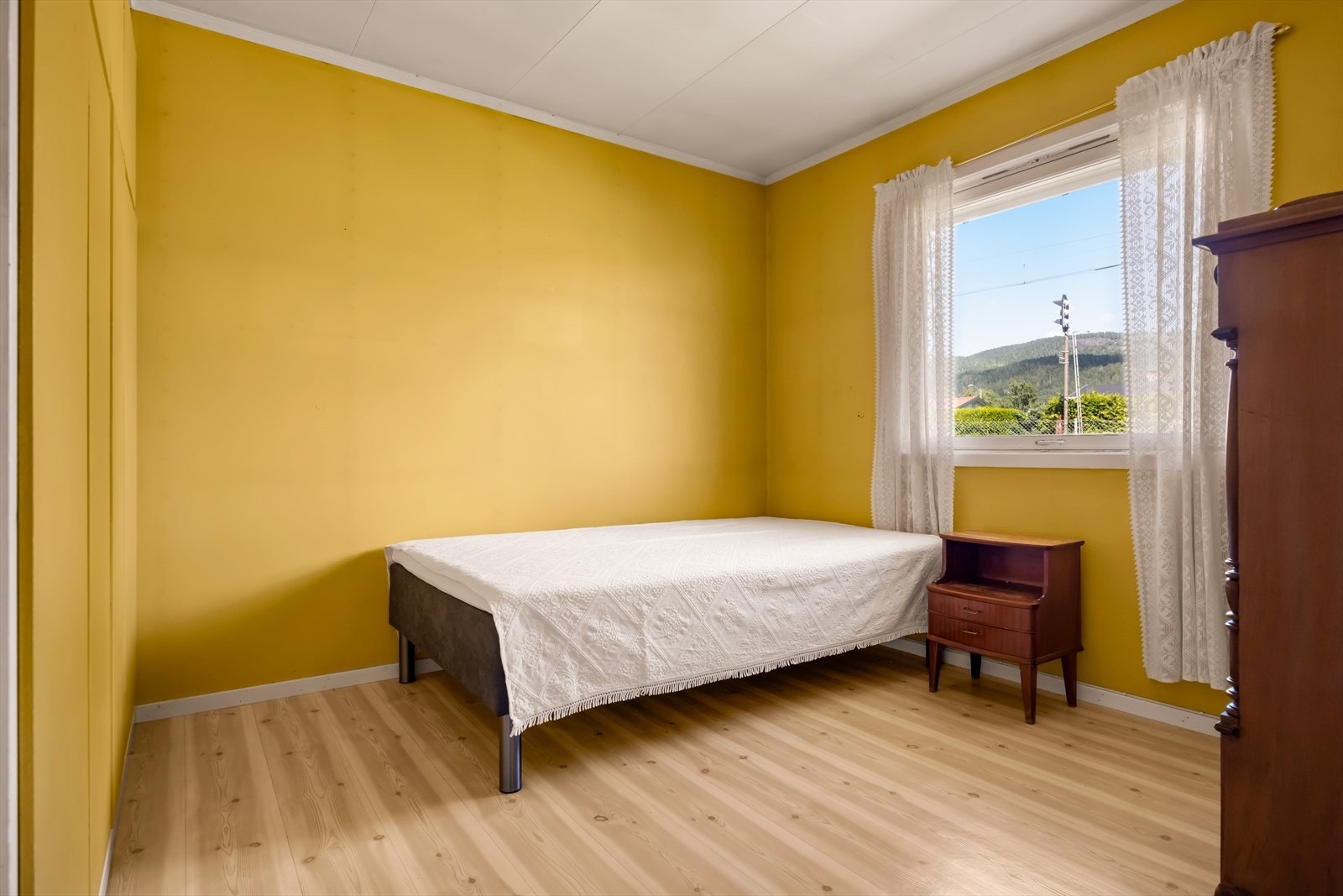 Ett av boligens tre soverom, alle plassert i hovedetasjen. Galleribilde