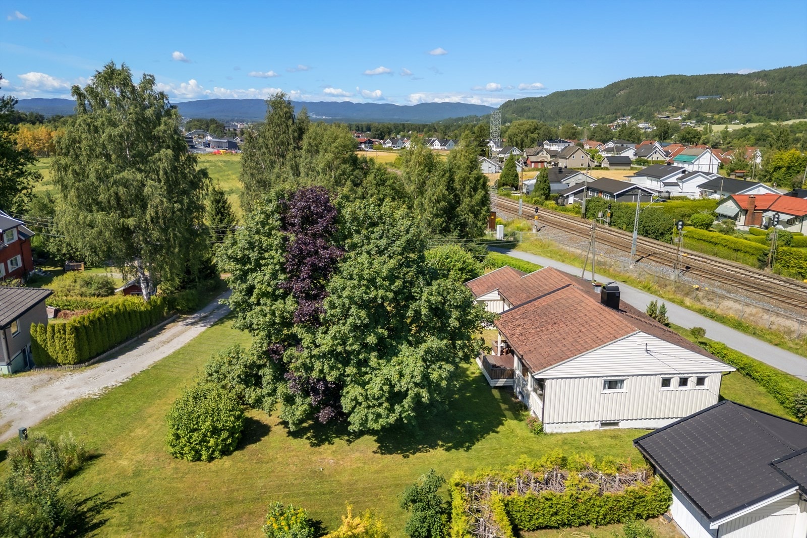 Eiendommen ligger i et etablert boligområde med nærhet til både natur og servicetilbud. Galleribilde