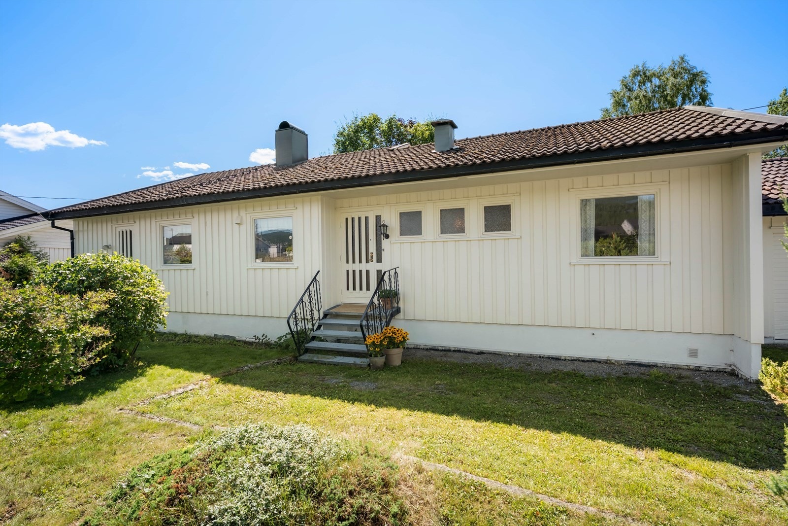Hovedinngangen har en utvendig ståltrapp. Galleribilde