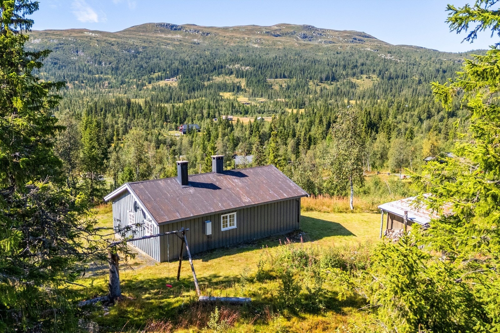 Hytten ligger på en bakketopp med panorama utsikt mot Høgkampen Galleribilde