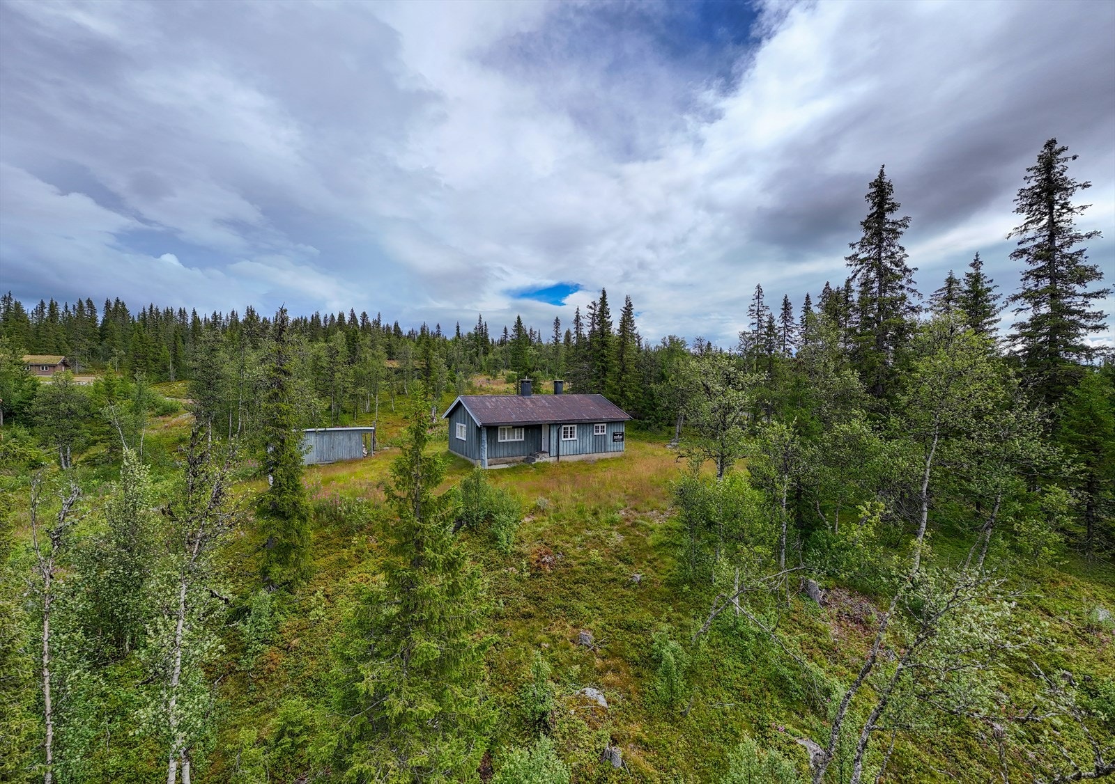 Nyt hyttelivet på en stor, eiet tomt på 4 256 m². Hytta har innlagt vann og avløp, og bilvei helt frem gjør adkomsten enkel året rundt. Galleribilde
