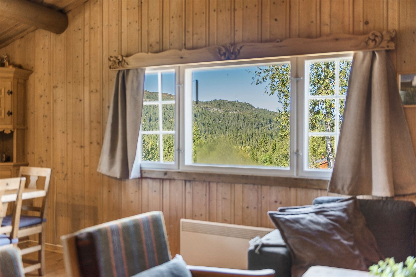 I stuen har du fin utsikt gjennom vinduene som også gir godt med naturlig lys. Galleribilde