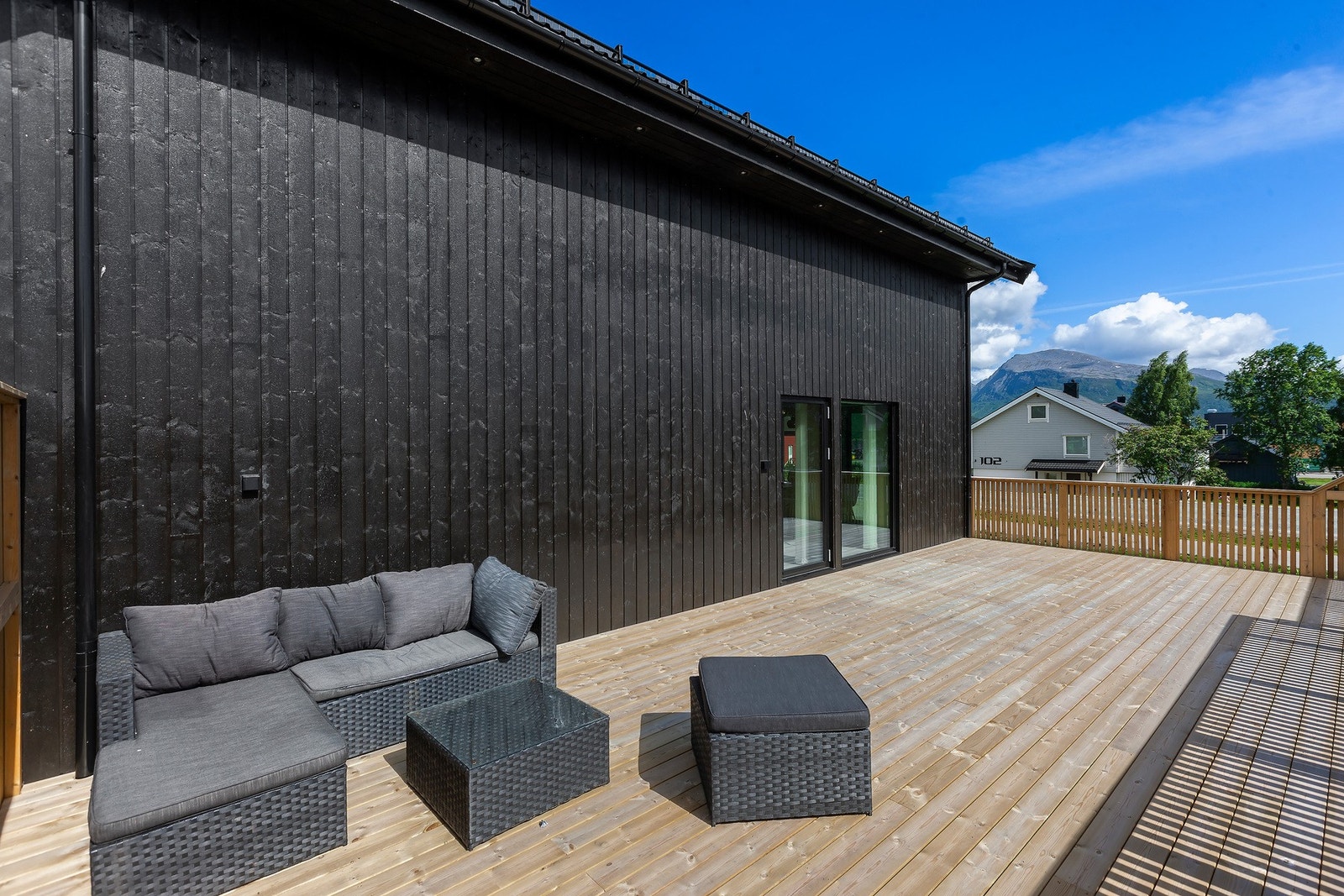 Veranda med god plass til både utemøbler og grill. Galleribilde