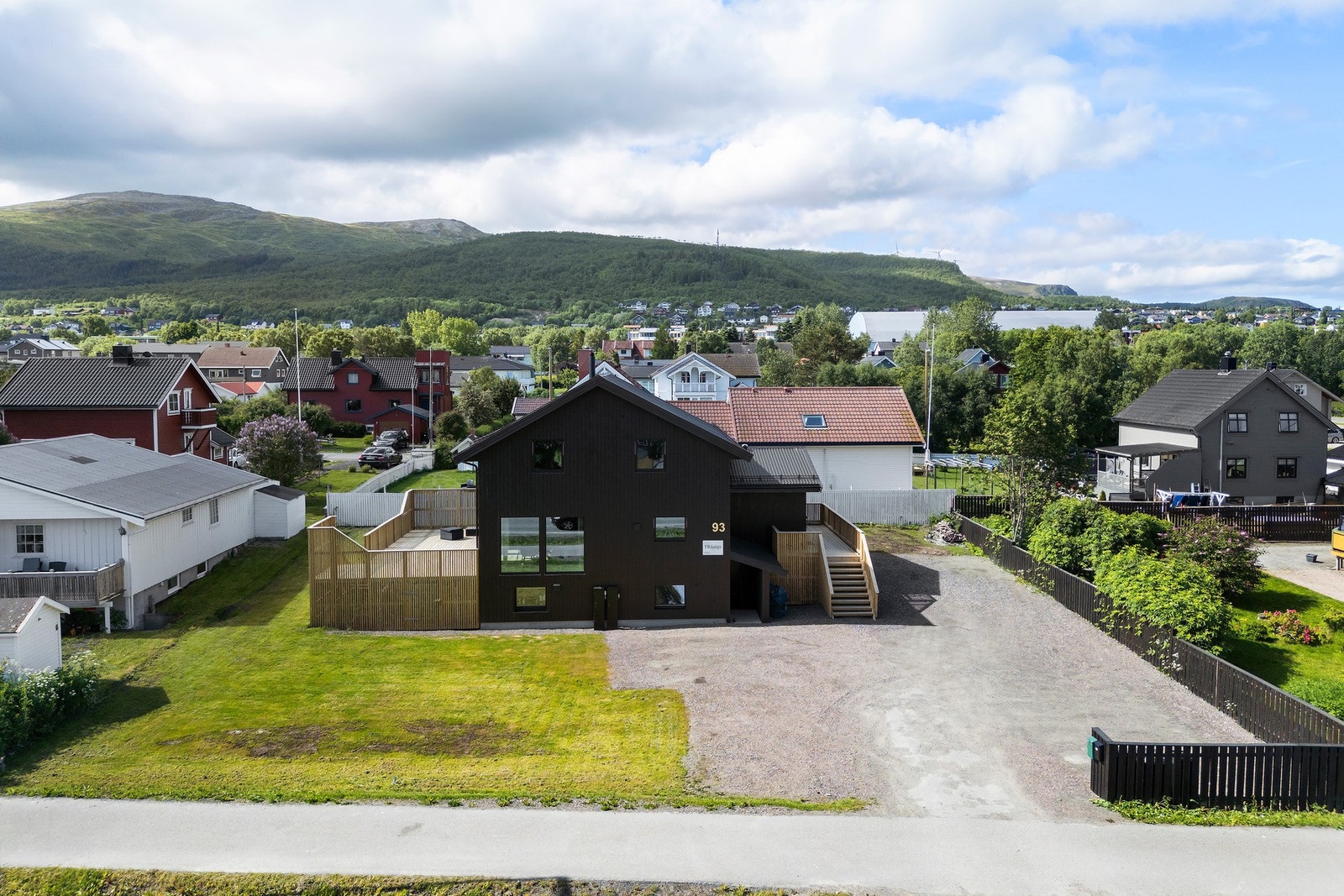 Gode parkeringsmuligheter på gruset gårdsplass Galleribilde