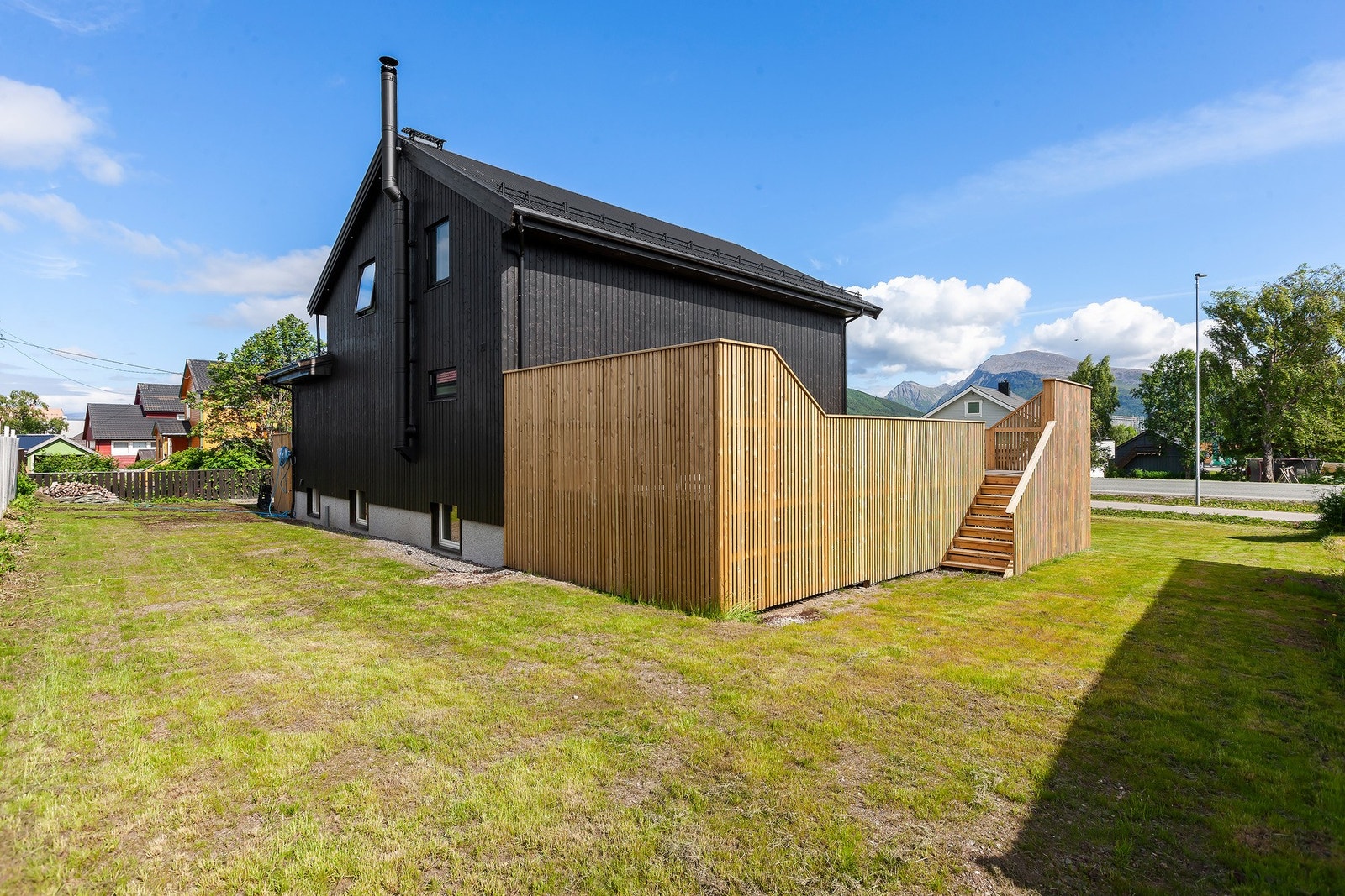 Opparbeidet plen. Lagringsmuligheter under veranda. Galleribilde