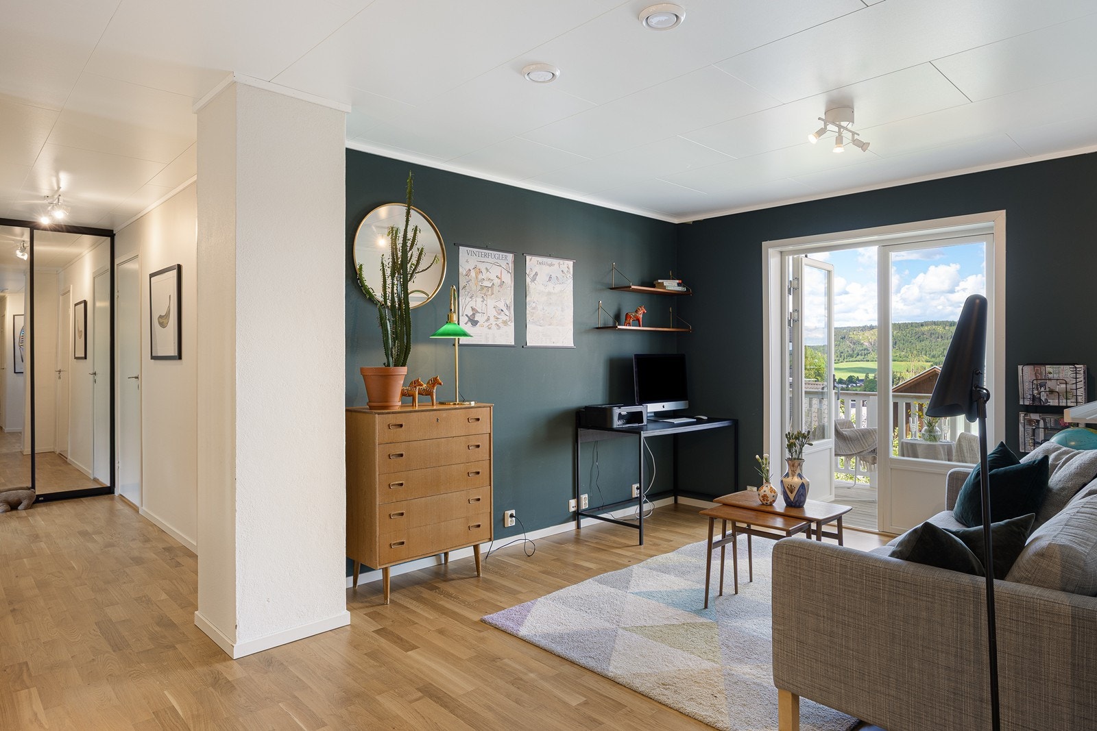 Loftstuen har god plass til ønsket møblement som sofa, tv/medialøsning og godstoler. Galleribilde