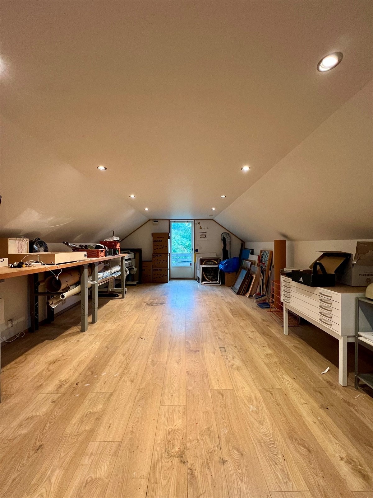 Garasjen har et isolert og innredet loft/hobbyrom på ca. 20 kvm Galleribilde