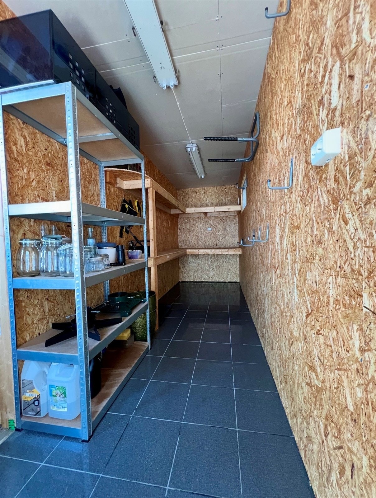 I boden i garasjen er det godt med oppbevaringsplass. Galleribilde