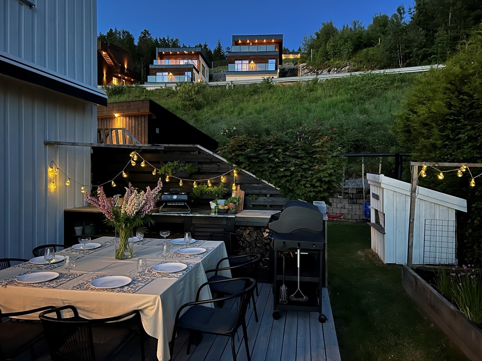 Lun kveldsstemning på terrassen. Galleribilde