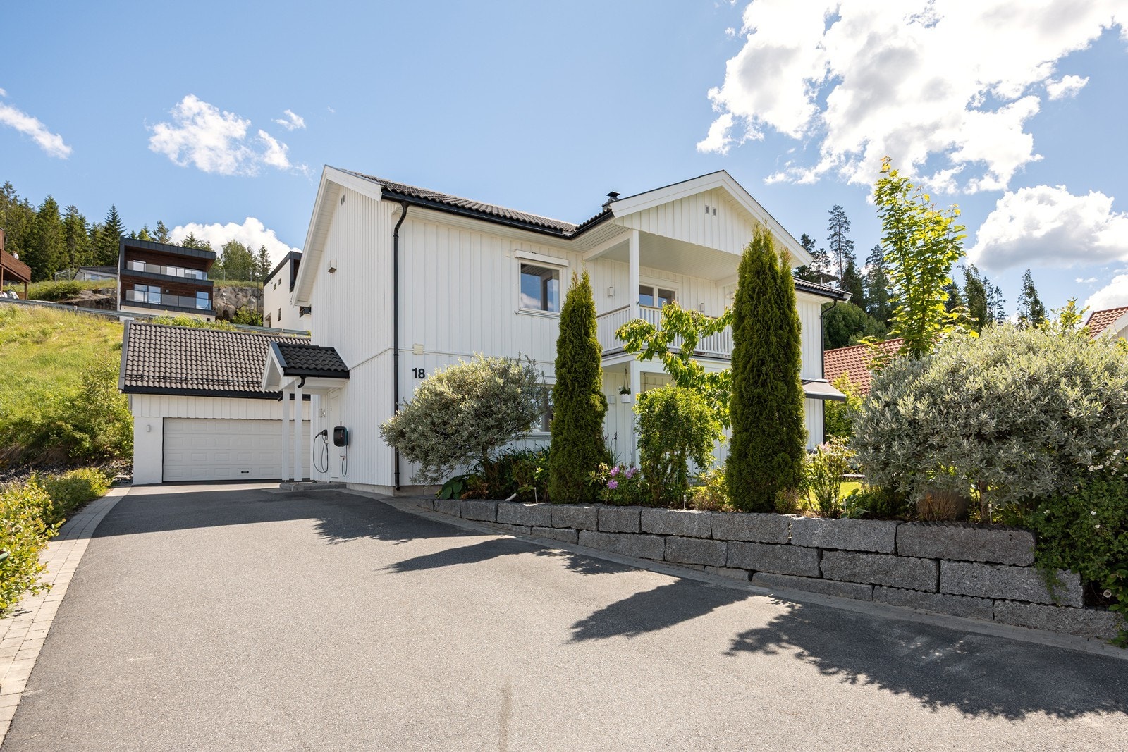 Den innholdsrike eneboligen har hele 4 soverom - i tillegg er det på uteområdene vinterhage med plassbygget hems og dobbelgarasje med innredet, isolert loft. Galleribilde