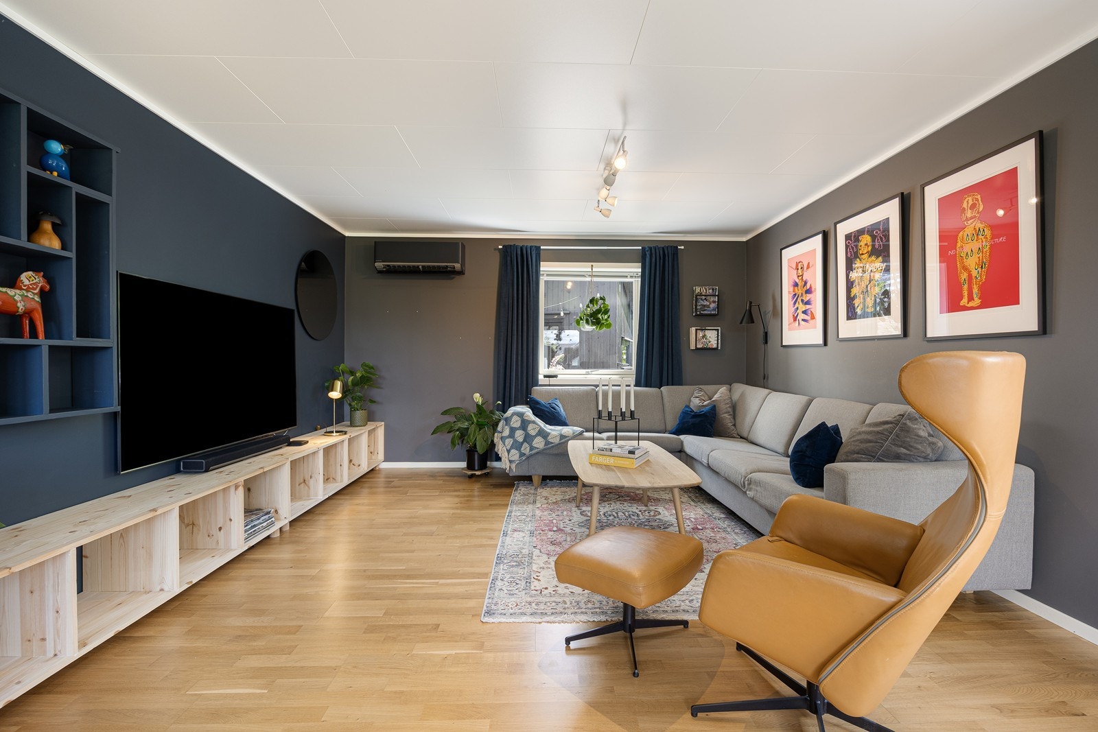 Fin plass til sofagruppe og tv/medialøsning. Galleribilde